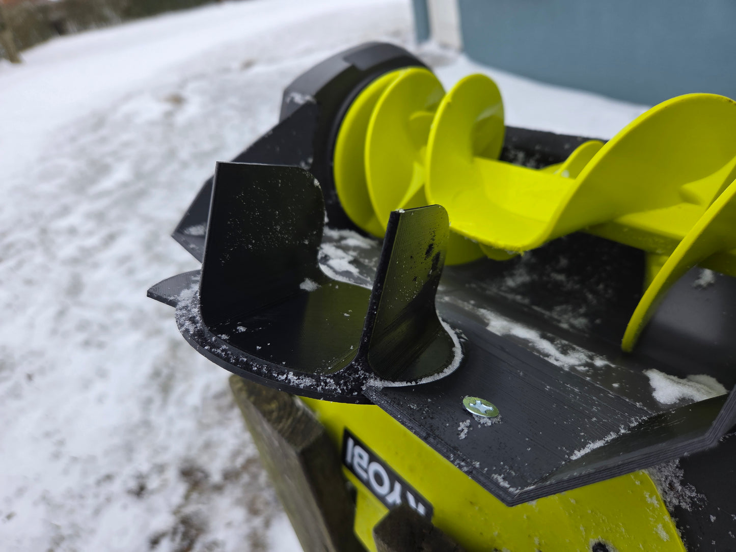 Justerbar udkast til sneslynge (Ryobi RY18ST25A)